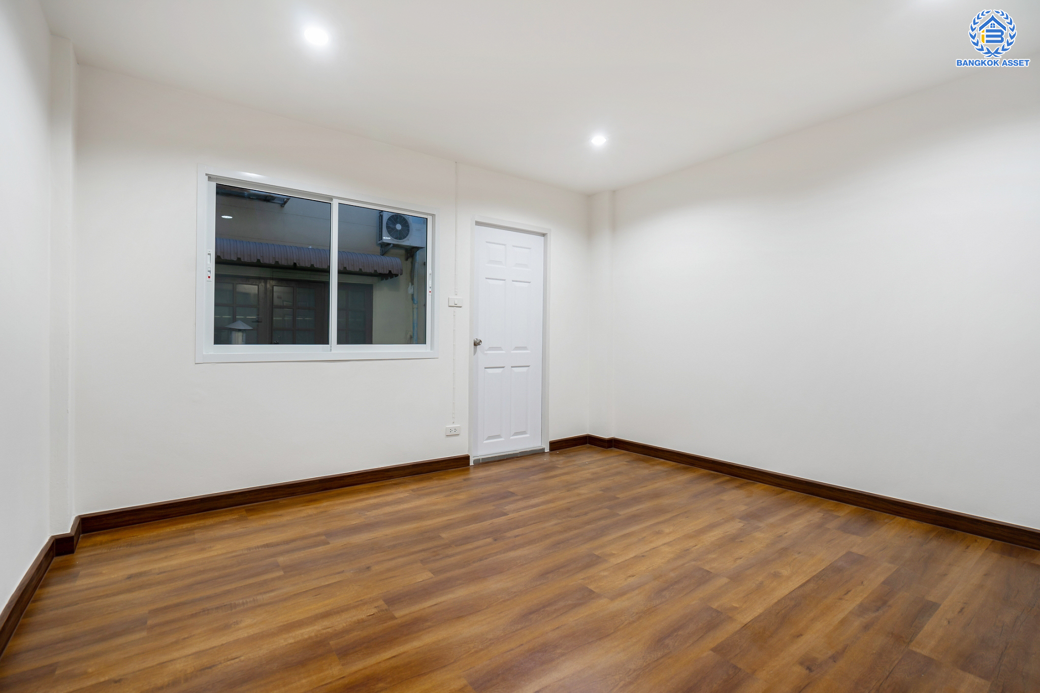 บ้านมือสองตกแต่งใหม่ ม.ศรีบัณฑิต5 บางกรวย ทาวน์เฮ้าส์ 3 ชั้นหลังใหญ่ เนื้อที่ 18 ตร.ว. ทำเลโซนเมือง ฟังก์ชัน 4 ห้องนอน 3 ห้องน้ำ 1 ที่จอดรถ ตอบโจทย์ทุกการเข้าอยู่ พร้อมรองรับครอบครัวขยาย อยู่บนทำเลเชื่อมต่อหลายเส้นทาง ใกล้จุดขึ้นทางด่วน "ศรีรัช" และรถไฟฟ้าสายสีน้ำเงิน "สถานีบางอ้อ"